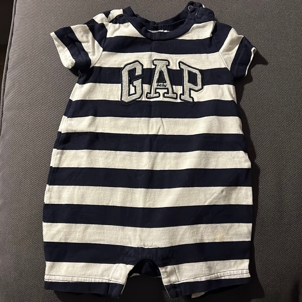 EUC Baby Gap Romper 3-6 months